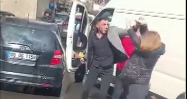 Erkek minibüs şoförü kadın sürücüye saldırdı