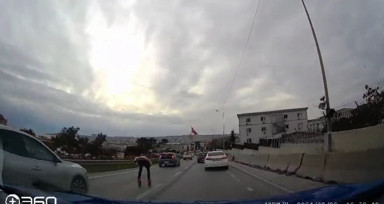 Patenli gençlerin tehlikeli yolculuğu kameralarda! Araçlara aldırış etmeden süratle devam ettiler