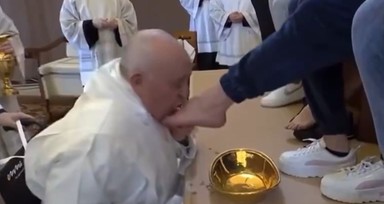 Papa Francis bu yıl da kadın mahkumların ayaklarını yıkadı