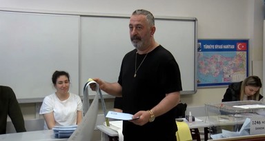 Seranay Sarıkaya, Cem Yılmaz, Alyena Tilki, İbrahim Kutluay... Sanattan spora ünlüler sandık başında! Kim nerede oy kullanıyor?