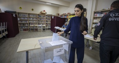 Türkiye'de oy verme işlemleri başladı! İşte sandık başından görüntüler...