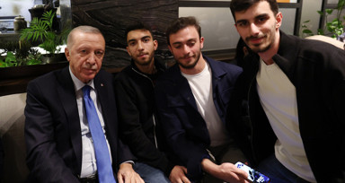 Cumhurbaşkanı Erdoğan Ankara'da bir kafede vatandaşlarla sohbet etti