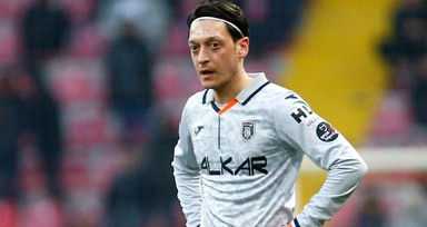 Eski futbolcu Mesut Özil, Plevne Marşı eşliğinde spor yaptı