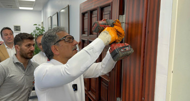 Görevİ devralan Gemlik Belediye Başkanı, makam odasının kapısını söktü