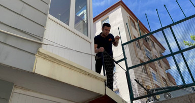 Evde uyuyakalan kadın tüm ekipleri seferber etti