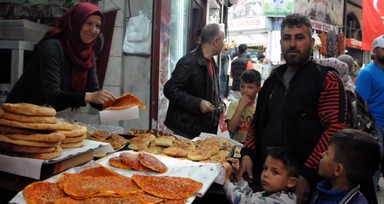 Hatay Antakya'da Uzun Çarşı bayram öncesi eski günleri aratmadı