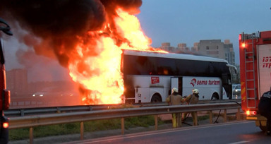 Ümraniye gözlerini alevlere açtı! 2 yolcu otobüsü alev alev yandı