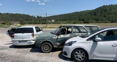 Zincirleme kazada 3 sürücü yaralandı