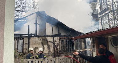 Bolu'da çocukların torpil attığı ev alevler içinde kaldı