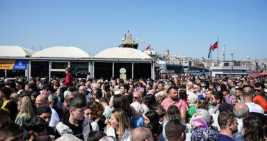 İstanbul Eminönü’ndeki yoğun kalabalık fotoğraflara yansıdı