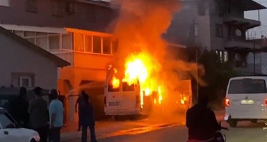 Muğla'da minibüste başlayan yangın binaya sıçradı