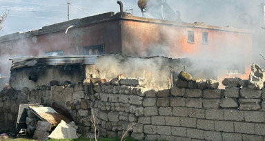 Samanlıkta çıkan yangın eve sıçramadan söndürüldü