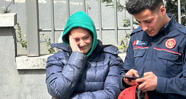 İstanbul'da balkonda sigara içen genç kilitli kaldı