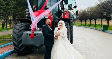 Kahramanmaraşlı çift, bir traktörü gelin arabasına çevirdi