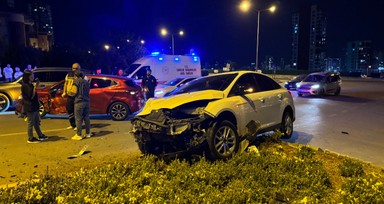 Mersin'de iki otomobilin çarpıştığı kazada 5 kişi yaralandı