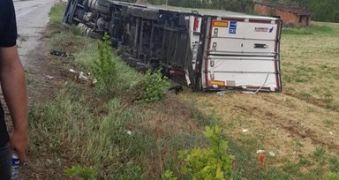 Denizli'de kayganlaşan yoldan çıkan tır kanala devrildi