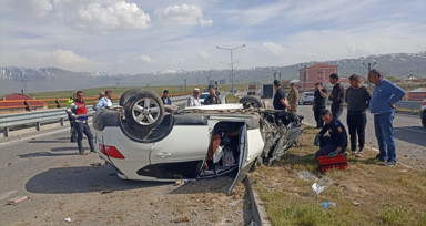 Van'da takla atan aracın içinde bulunan 5 kişi yaralandı