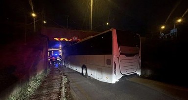 Bolu'da alt geçide sıkışan yolcu otobüsü kurtarıldı