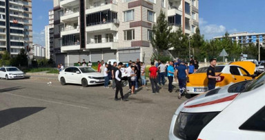 Diyarbakır'da ticari taksiyle otomobilin çarpıştığı kazada 5 kişi yaralandı