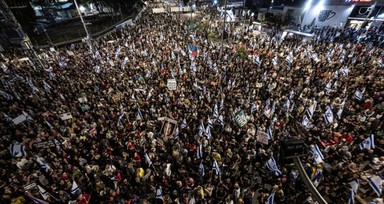 İsrail'de on binlerce kişi gösteri düzenleyerek hükümetin istifasını istedi
