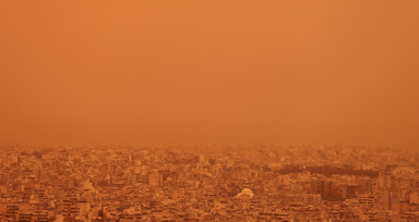 Atina'da Afrika'dan taşınan çöl tozu etkili oldu