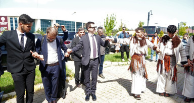 İtalya heyeti Muş’ta halay çekip ağaç dikti