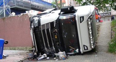 Kocaeli'de benzin yüklü tanker kaza yaptı! O anlar kamerada