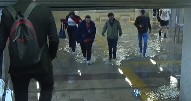 Başkent'i sağanak vurdu! Metroyu su bastı, merdivenler şelaleye döndü