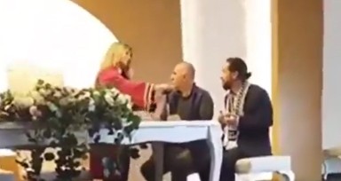 İzmir'de dua edilmesinden rahatsız olan nikah memuru önce mikrofonu aldı, sonra müzik açtı