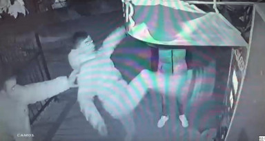 Bolu'da gençler, boks makinesini çalışmayınca tekmelediler