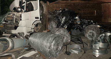 Anadolu Otoyolu’nda korkunç kaza! Demir borular tırın ön camından çıktı: Ölüler var