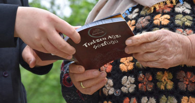 Gelin gittiği şehirde "Trabzon Ağzı Sözlüğü" hazırladı