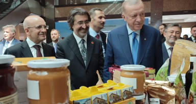Cumhurbaşkanı Erdoğan Osmaneli'nin yöresel ürünlerini tattı