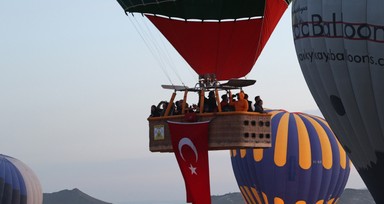 Kapadokya'da 19 Mayıs kutlaması! Balonlar Türk bayraklarıyla uçtu