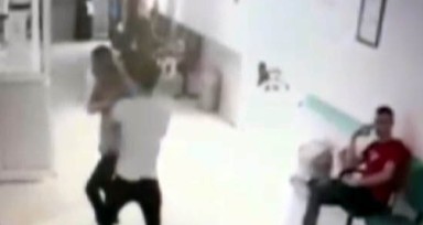Şanlıurfa'da aile hekimine bıçaklı saldırı! O anlarda bir vatandaşın rahatlığı 'pes' dedirtti