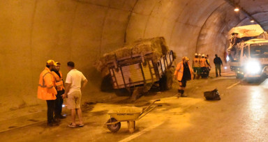 Sinop'ta traktör ile minibüsün çarpıştığı kazada 11 kişi yaralandı