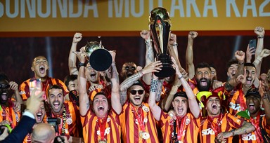 Trendyol Süper Lig'de şampiyon olan Galatasaray kupasını kaldırdı