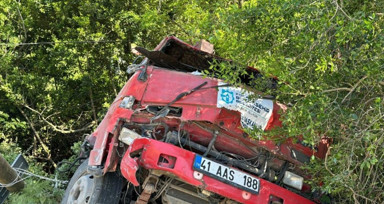 Sarıyer'de bariyerleri aşan vinç şarampole uçtu