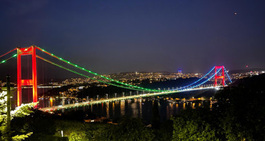 İstanbul'da köprüler Azerbaycan bayrağının renkleri ile ışıklandırıldı