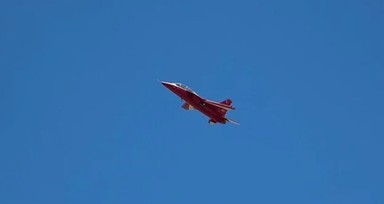 Türkiye'nin ilk jet motorlu süpersonik eğitim uçağı HÜRJET rotasını ilk yurt dışı uçuşuna çevirdi