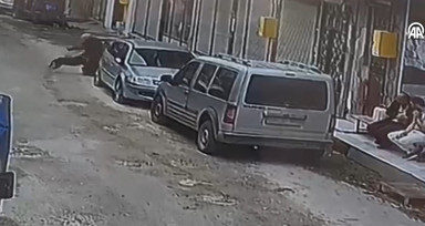 Ordu'da ekmek almaya giden yaşlı kadına sokak köpeği saldırdı! O anlar kamerada