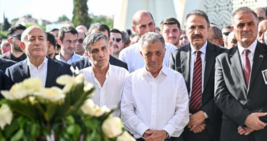 Beşiktaş'ın eski başkanı Ahmet Nur Çebi'nin babası son yolculuğuna uğurlandı