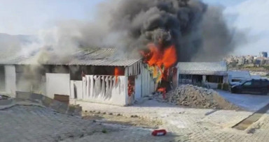 Hatay'da depremzedelerin kaldığı prefabrik evler alevlere teslim oldu