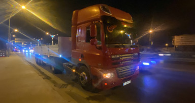 Kocaeli'de otomobil, tır ve tabela direğine çarptı