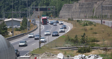 Gidiyorlar! Bolu Dağı geçişinde bayram tatili yoğunluğu başladı