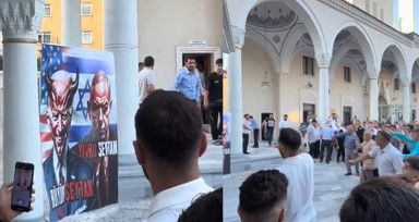 Bağcılar'da bayram namazında Gazze protestosu! Netanyahu ve Biden'ın olduğu pankartı taşladılar