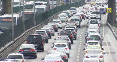 İstanbul'da bayram tatil sonrası ilk iş gününde trafik yoğunluğu