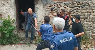 Çöp evini temizlemeye gelen ekibe güçlük çıkardı, ikna etmeye çalışan polisi bıçakladı