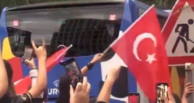 Binlerce taraftar A Milli Takımı "Bozkurt" ile karşıladı