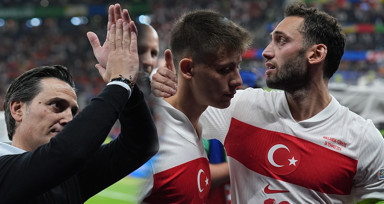 Milli takım turnuvaya veda etti! Montella'ya spor yazarlarından sert eleştiriler: Bizim hoca oyunu seyretti, uyuyor adeta..
